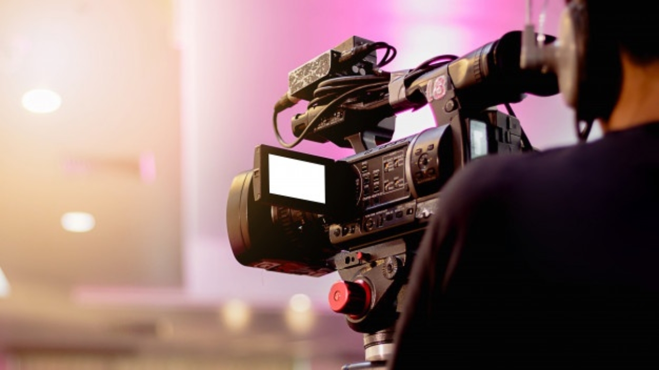 camarografo-profesional-cubriendo-evento-video_48710-132